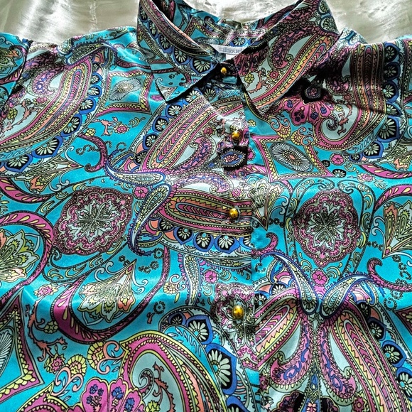 BLOUSE, SILKY POLYESTER, COLOUR: BLUE PAISLEY MIX, SIZE 3X, BUTTON CUFFS, BUTTON - Picture 7 of 12